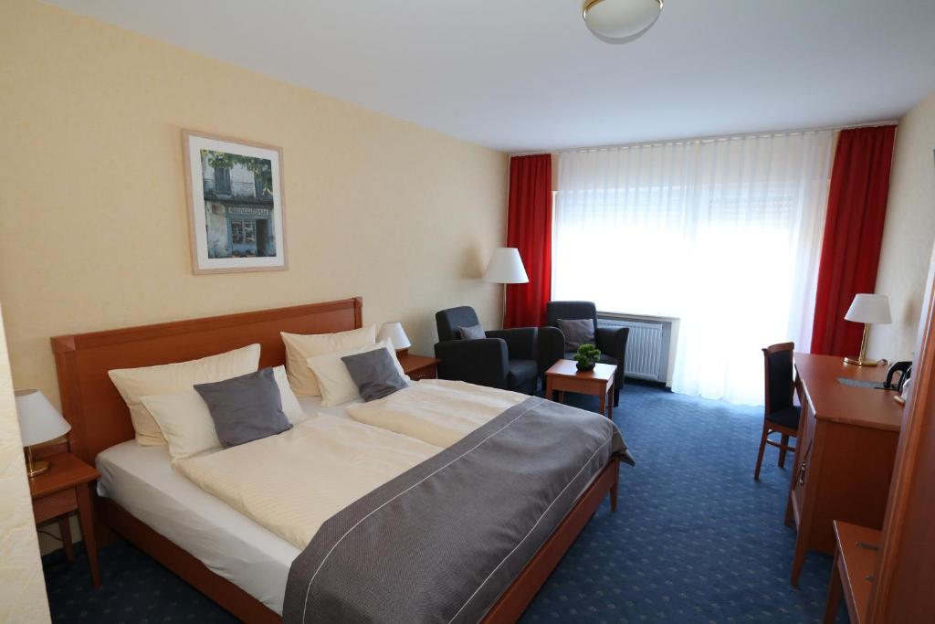 Postel nebo postele na pokoji v ubytování Hotel Ännchen