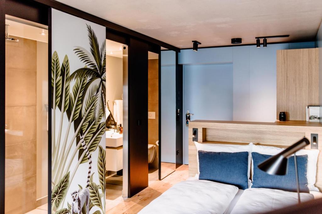 Cama ou camas em um quarto em THE FLAG West M.