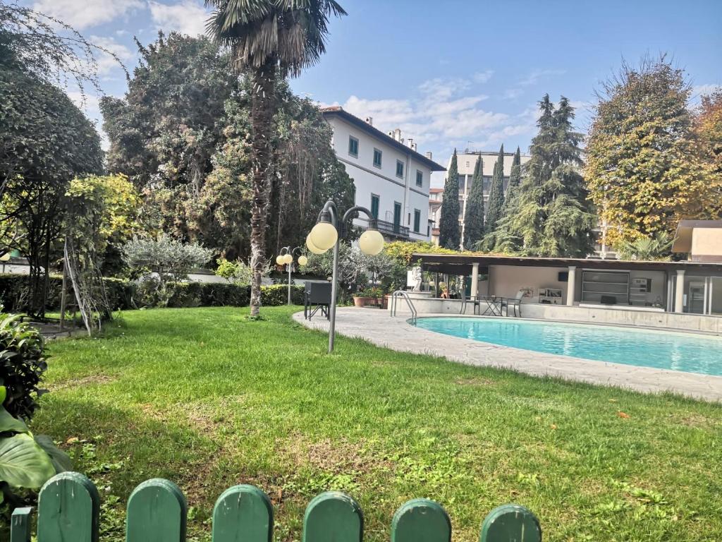 a yard with a swimming pool and a house at Villa Royal in Florence