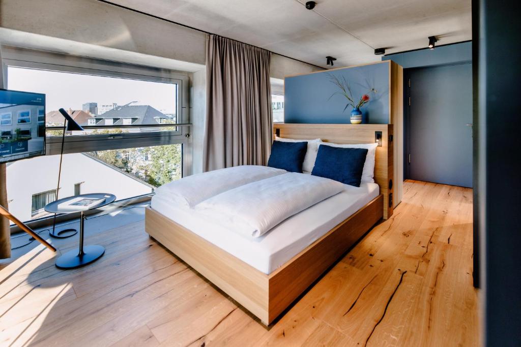 Cama ou camas em um quarto em THE FLAG West M.
