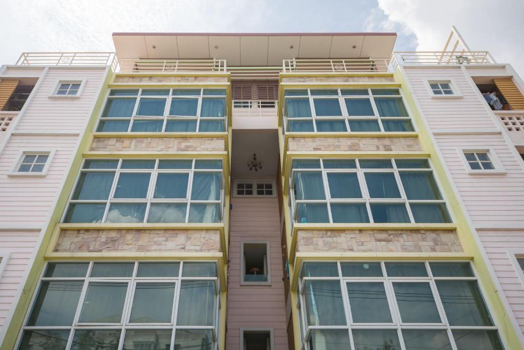 un edificio de apartamentos con ventanas grandes en OYO 75405 Ladda Place en Bangkok