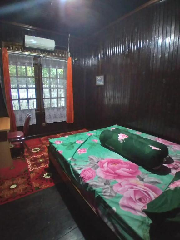 Postel nebo postele na pokoji v ubytování Mimi Guest House Syariah Pangkalan bun