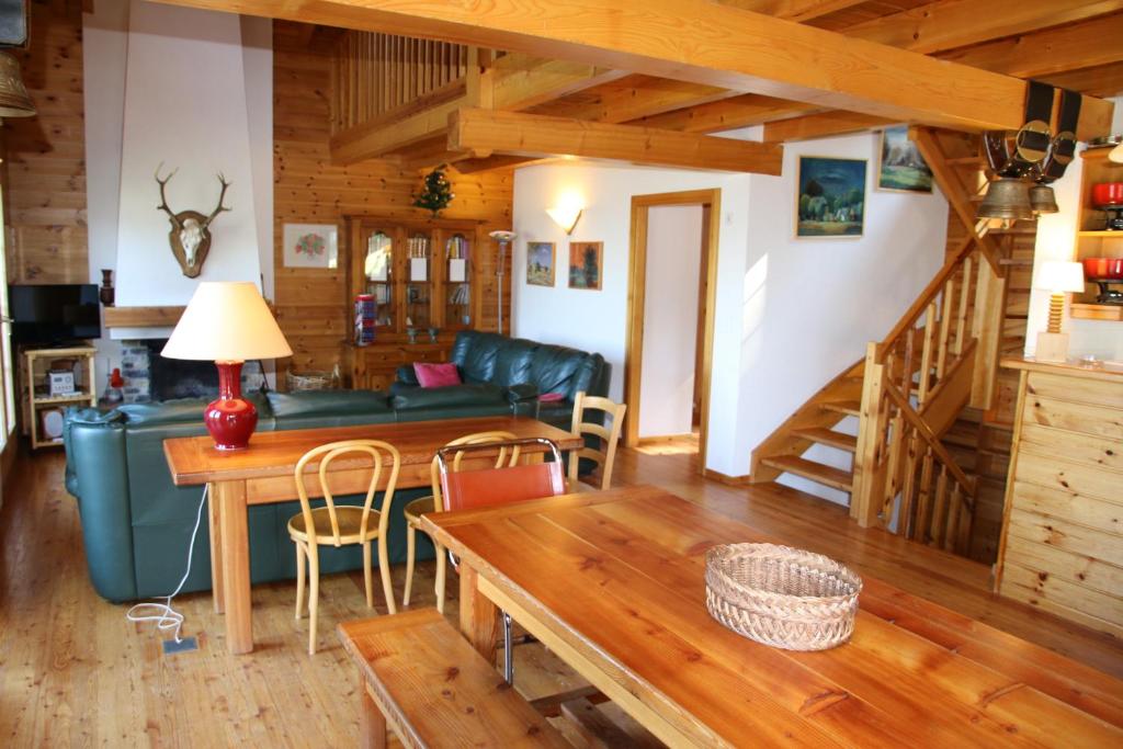 een woonkamer met een bank en een tafel bij Aeolus MOUNTAIN & QUIET chalet 12 pers by Alpvision Résidences in Veysonnaz