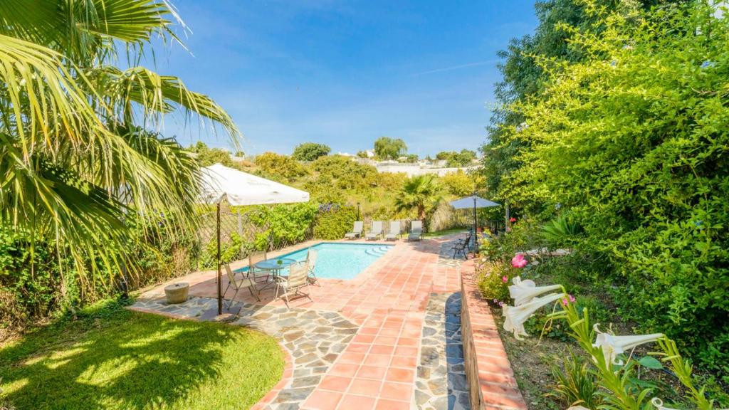 ein Bild von einem Swimmingpool in einem Hof in der Unterkunft Casa La Haza de Frigiliana by Ruralidays in Frigiliana