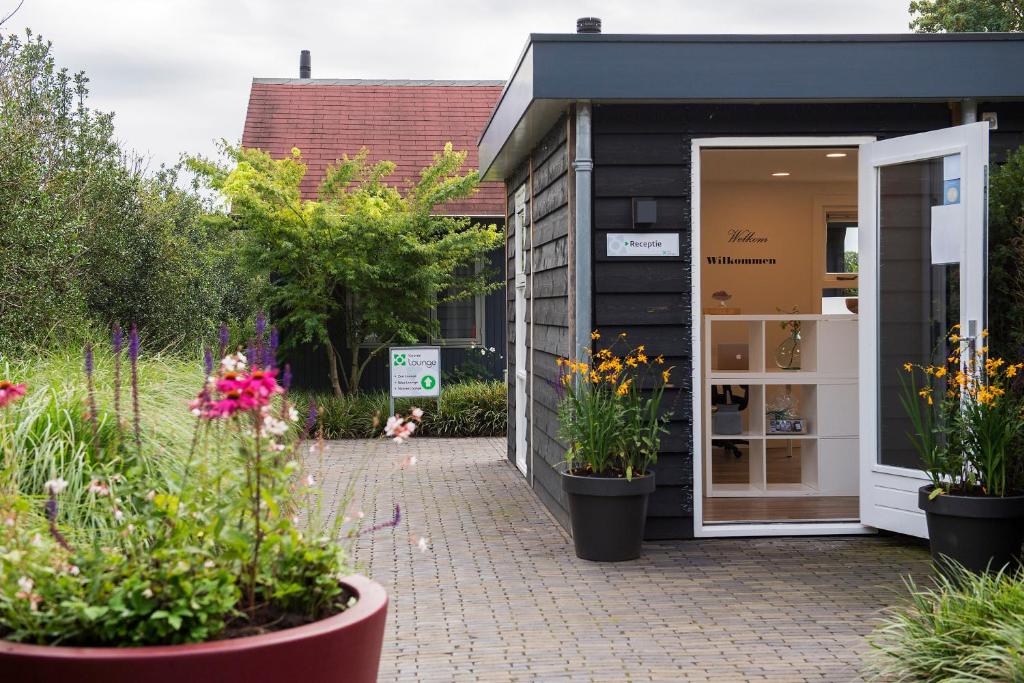 een tuinwinkel met bloemen ervoor bij Soeren Lounge in Eerbeek