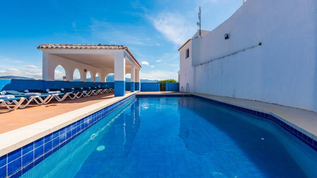 una piscina junto a un edificio blanco en Casa Alejandro Almachar by Ruralidays, en Almáchar
