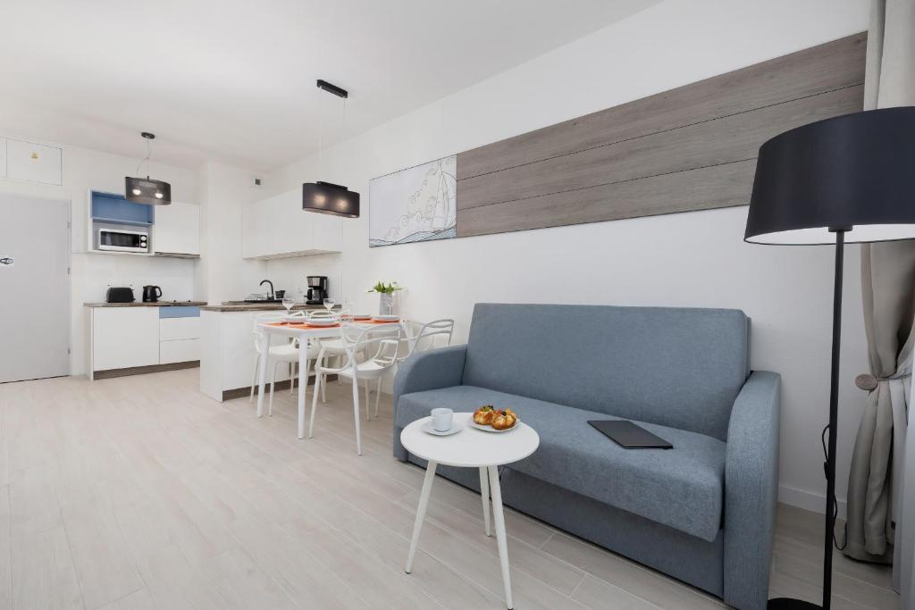 Kuchyňa alebo kuchynka v ubytovaní Apartamenty Aquamarina Onyx by Noclegi Renters