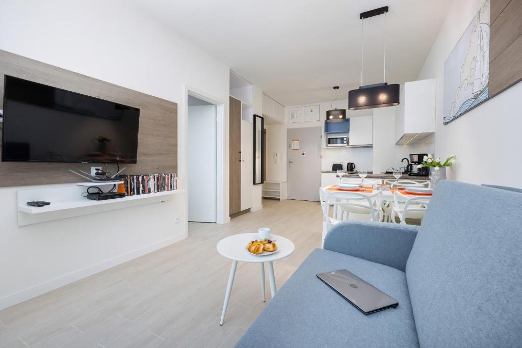 Kuchyňa alebo kuchynka v ubytovaní Apartamenty Aquamarina Onyx by Noclegi Renters