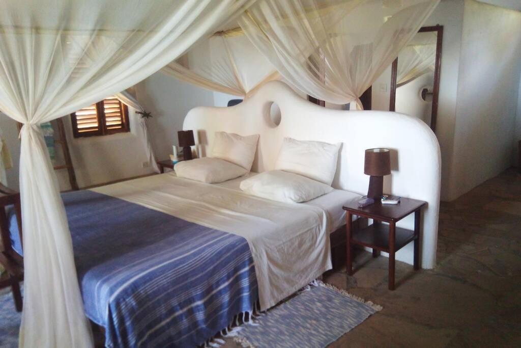 Postel nebo postele na pokoji v ubytování Embedodo Beach House, Ushongo beach, Pangani