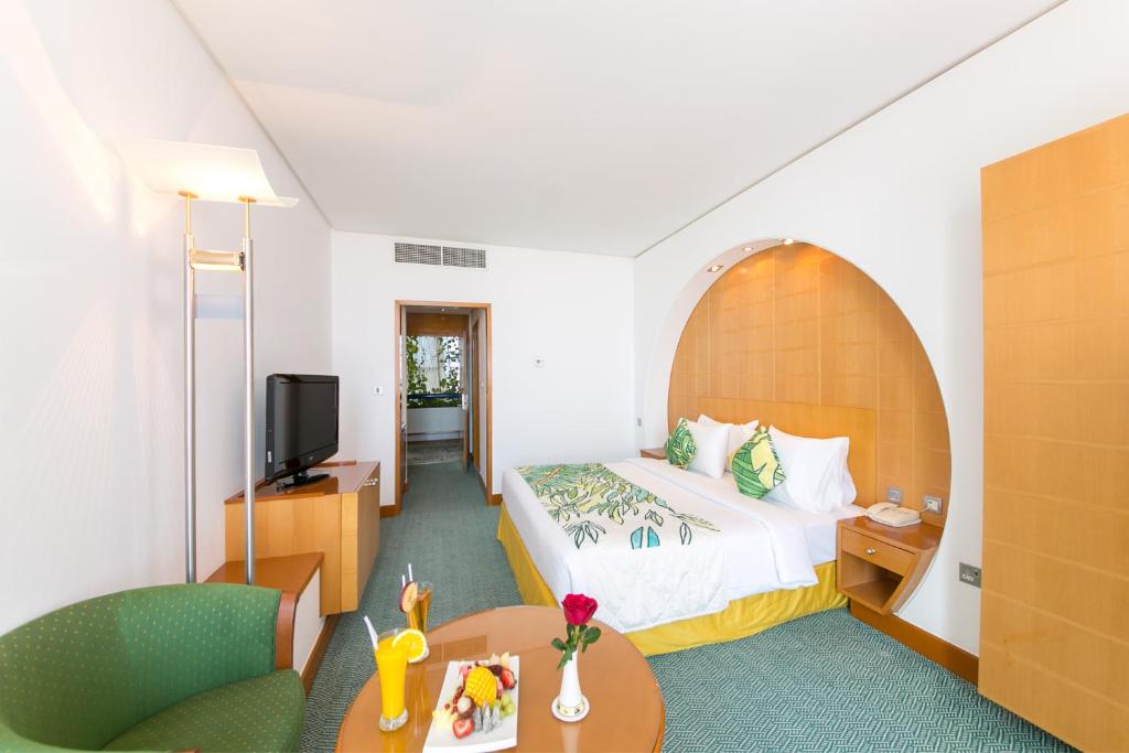 Postel nebo postele na pokoji v ubytování Oryx Grand Hotel Jebel Hafeet
