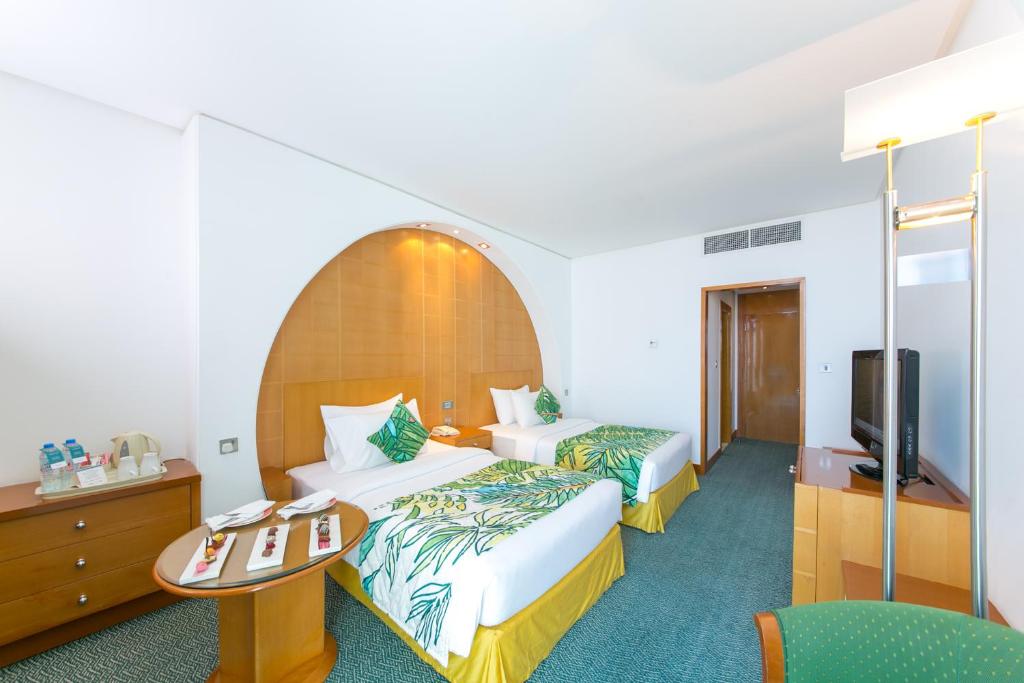 Postel nebo postele na pokoji v ubytování Oryx Grand Hotel Jebel Hafeet