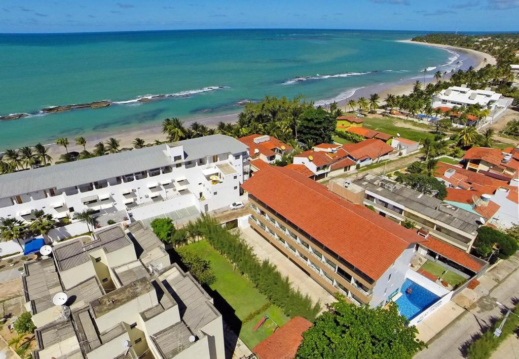 卡內羅斯海灘的住宿－Flat no Hotel Carneiro de Tamandaré PRAIA DOS CARNEIROS，享有度假胜地和海滩的空中景致