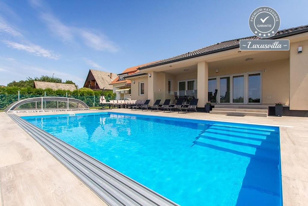 Piscina di Antónia Luxusvilla o nelle vicinanze