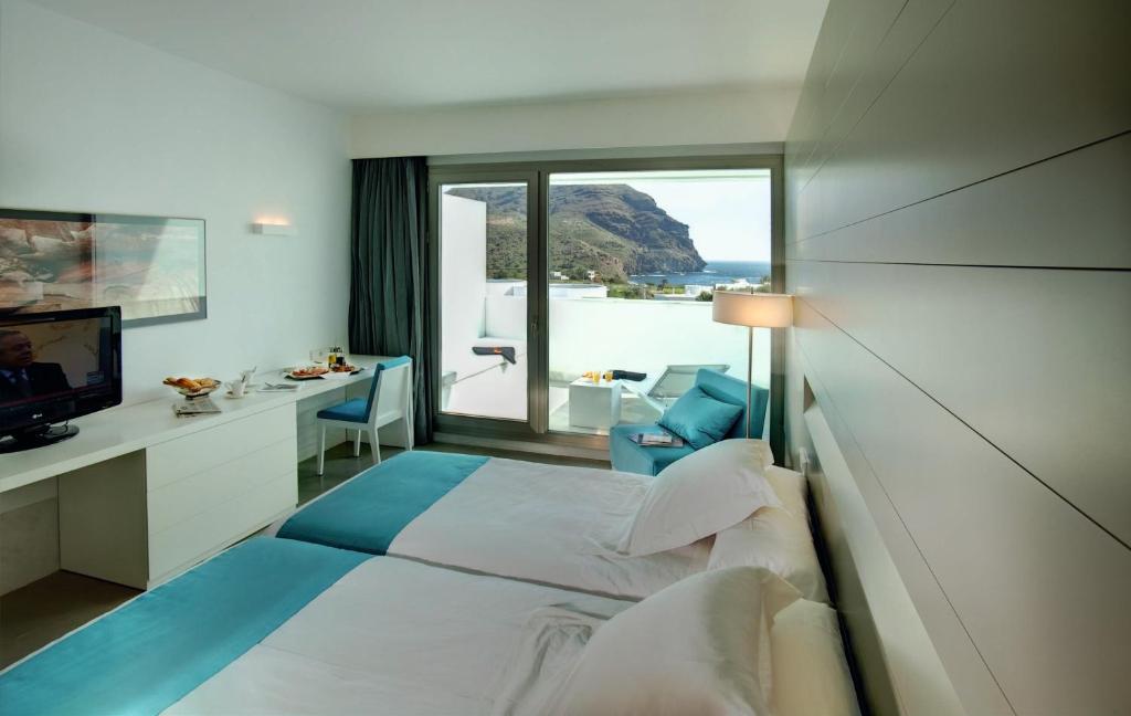 Posteľ alebo postele v izbe v ubytovaní Hotel Spa Calagrande Cabo de Gata