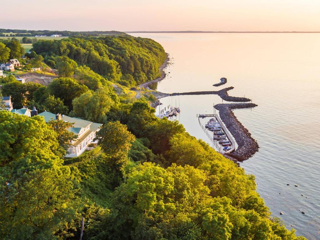 een luchtzicht op de oevers van een meer bij Panorama Hotel Lohme in Lohme