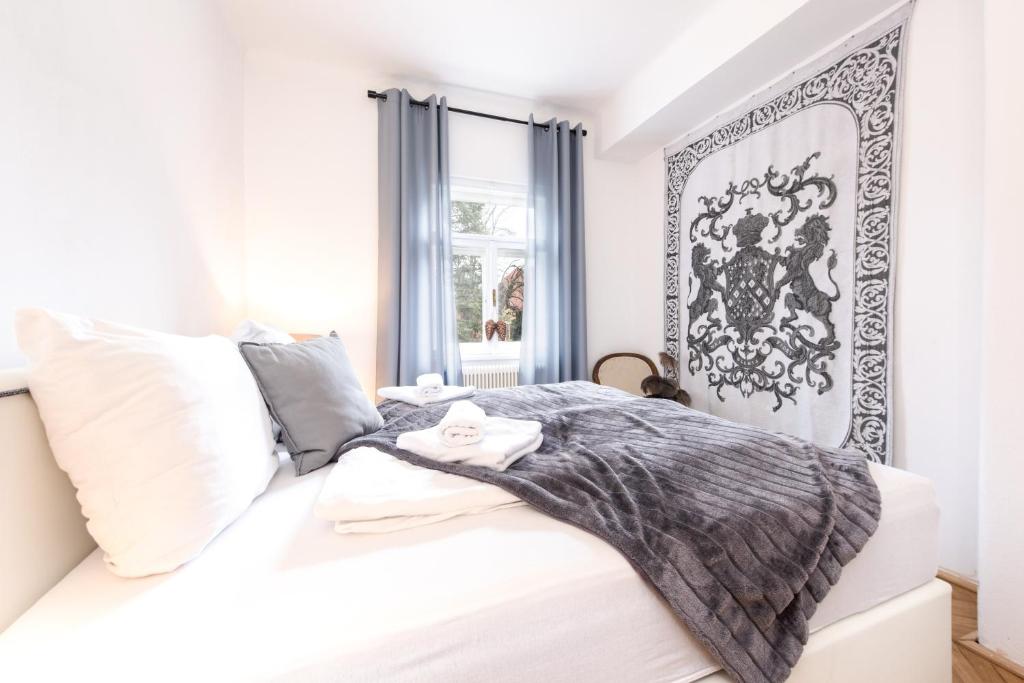 A bed or beds in a room at Family Wellhouse Green Garden direct in Salzburg, sunny big garden, up to 16 pax, bikes for free, BBQ, sunbeds, parking for free, 15 min sound of music