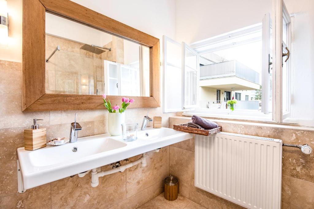 A bathroom at Family Wellhouse Green Garden direct in Salzburg, sunny big garden, up to 16 pax, bikes for free, BBQ, sunbeds, parking for free, 15 min sound of music