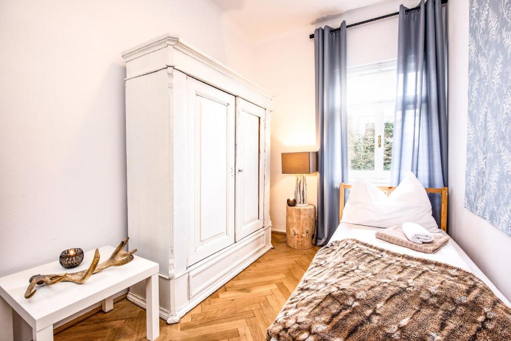 A bed or beds in a room at Family Wellhouse Green Garden direct in Salzburg, sunny big garden, up to 16 pax, bikes for free, BBQ, sunbeds, parking for free, 15 min sound of music