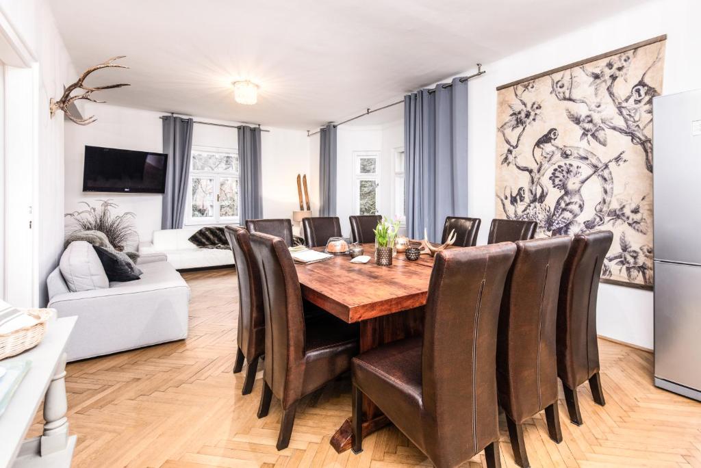 A television and/or entertainment centre at Family Wellhouse Green Garden direct in Salzburg, sunny big garden, up to 16 pax, bikes for free, BBQ, sunbeds, parking for free, 15 min sound of music