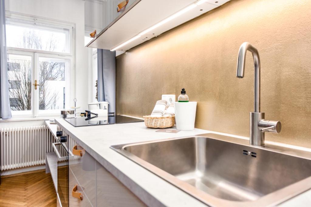 A kitchen or kitchenette at Family Wellhouse Green Garden direct in Salzburg, sunny big garden, up to 16 pax, bikes for free, BBQ, sunbeds, parking for free, 15 min sound of music