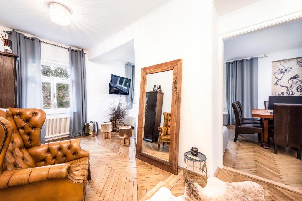 A television and/or entertainment centre at Family Wellhouse Green Garden direct in Salzburg, sunny big garden, up to 16 pax, bikes for free, BBQ, sunbeds, parking for free, 15 min sound of music