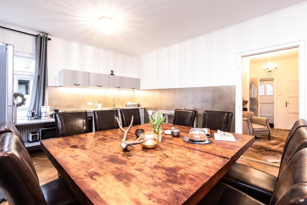 A kitchen or kitchenette at Family Wellhouse Green Garden direct in Salzburg, sunny big garden, up to 16 pax, bikes for free, BBQ, sunbeds, parking for free, 15 min sound of music