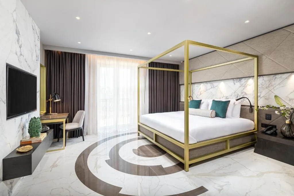 Deluxe Double Room with Balcony and Side Sea View