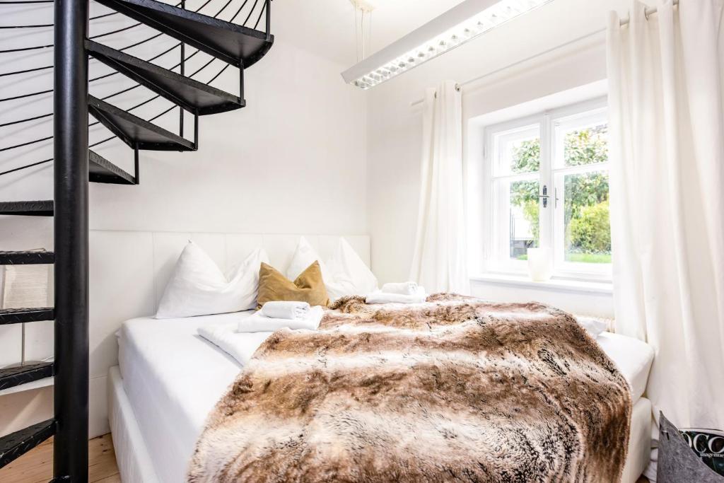 A bed or beds in a room at Family Wellhouse Green Garden direct in Salzburg, sunny big garden, up to 16 pax, bikes for free, BBQ, sunbeds, parking for free, 15 min sound of music