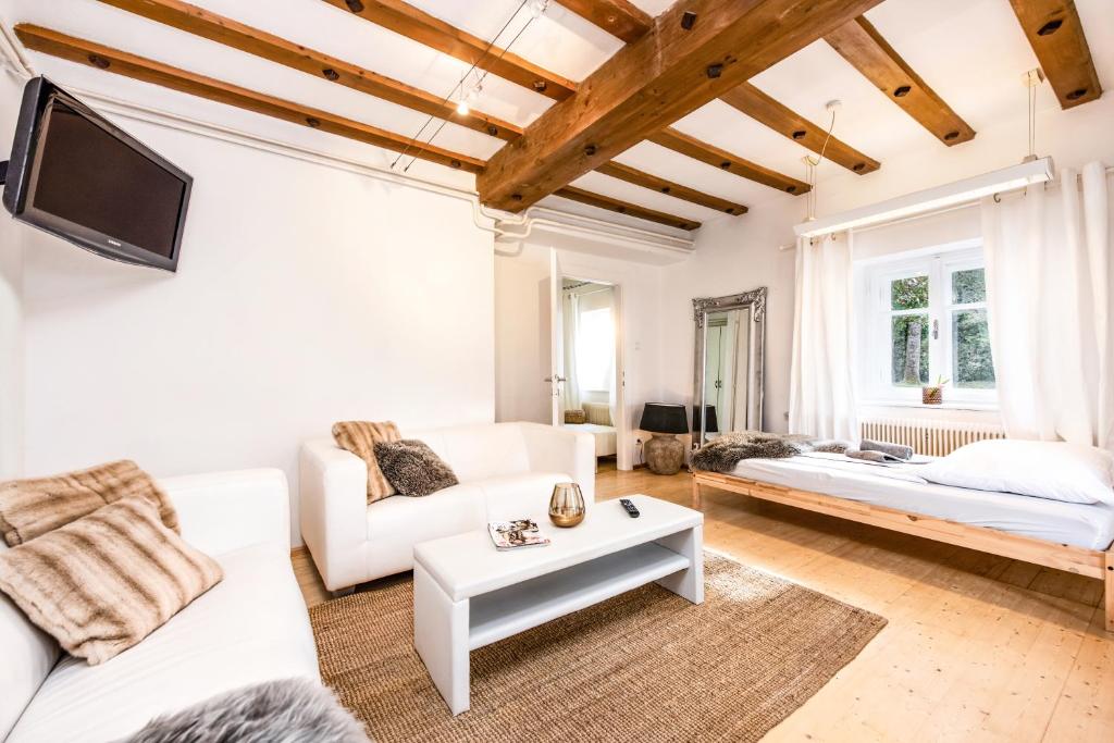 A bed or beds in a room at Family Wellhouse Green Garden direct in Salzburg, sunny big garden, up to 16 pax, bikes for free, BBQ, sunbeds, parking for free, 15 min sound of music