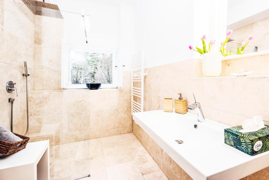 A bathroom at Family Wellhouse Green Garden direct in Salzburg, sunny big garden, up to 16 pax, bikes for free, BBQ, sunbeds, parking for free, 15 min sound of music