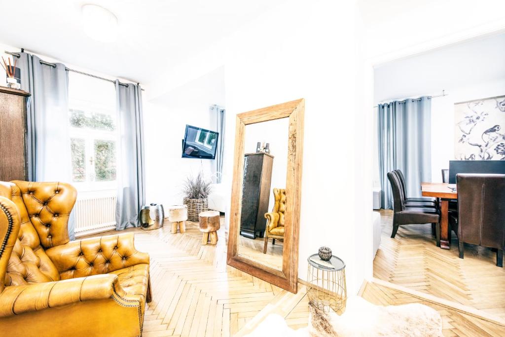 A television and/or entertainment centre at Family Wellhouse Green Garden direct in Salzburg, sunny big garden, up to 16 pax, bikes for free, BBQ, sunbeds, parking for free, 15 min sound of music
