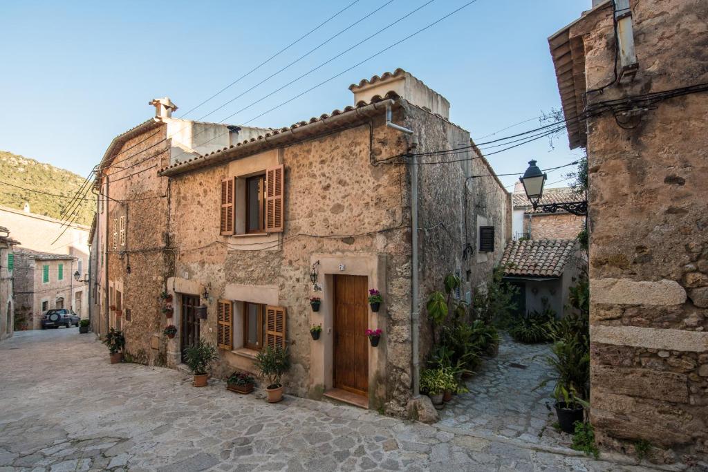 an old stone building with a door on a street at Macarena's House in Valldemossa