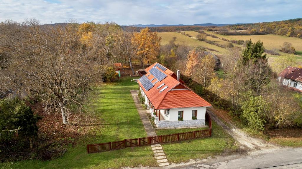 Becskeháza的住宿－Edelin Country House，田野上带红色屋顶的小房子