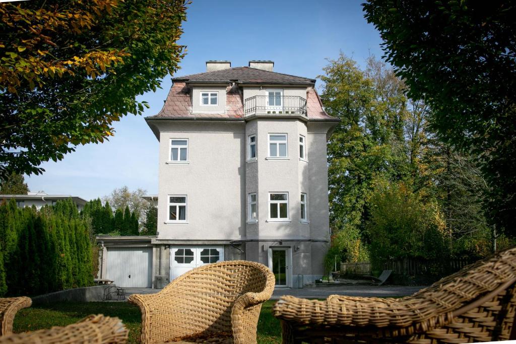The building in which A villát is located