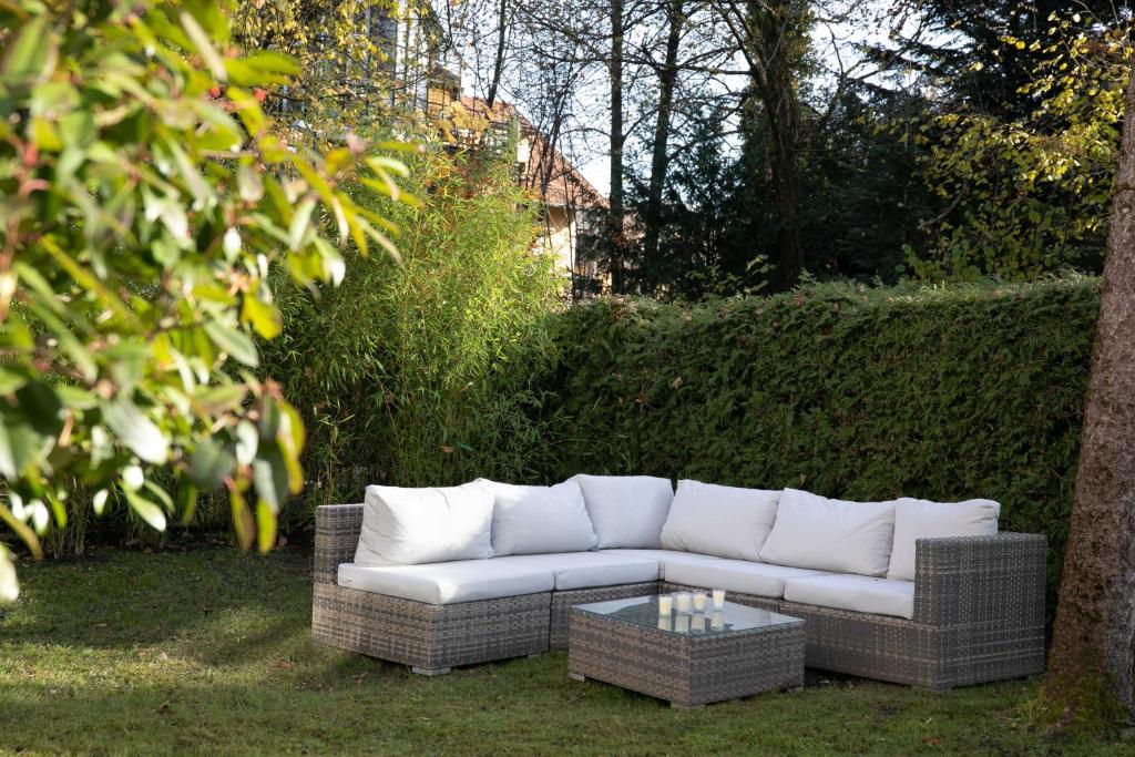 A garden outside Family Wellhouse Green Garden direct in Salzburg, sunny big garden, up to 16 pax, bikes for free, BBQ, sunbeds, parking for free, 15 min sound of music
