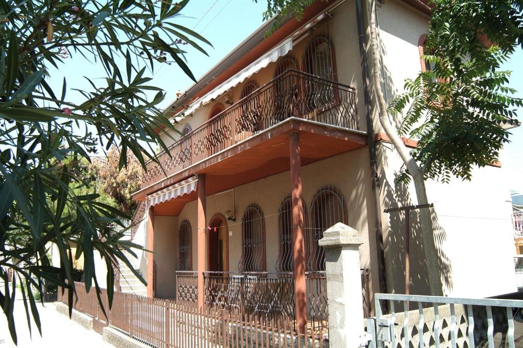 een gebouw met een balkon aan de zijkant bij Villa Generosa in Lido di Jesolo