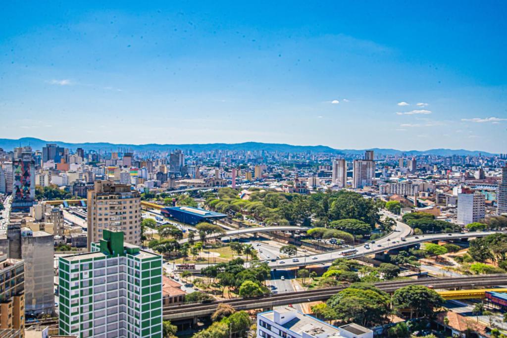 una vista aérea de una ciudad con edificios y carreteras en 360 Suítes Sé, en São Paulo