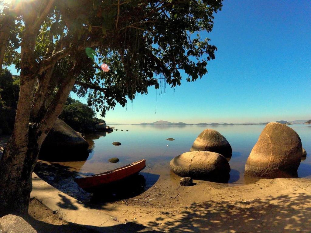 Uma praia em ou perto do quarto em acomodação particular