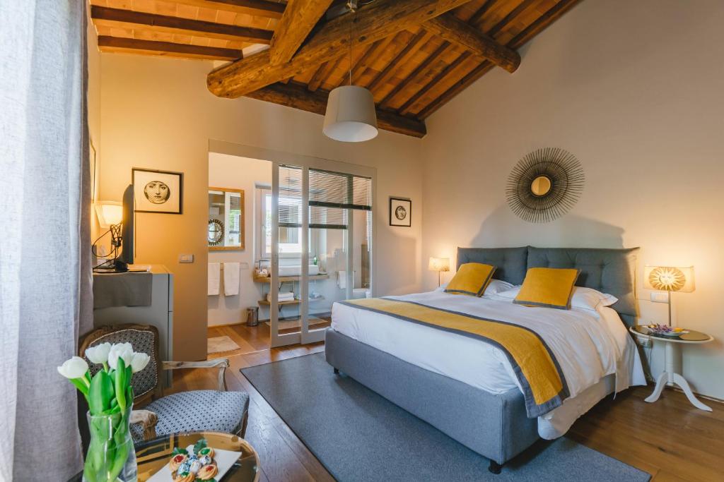 een slaapkamer met een bed met gele kussens bij Duchess Boutique de Charme in Florence