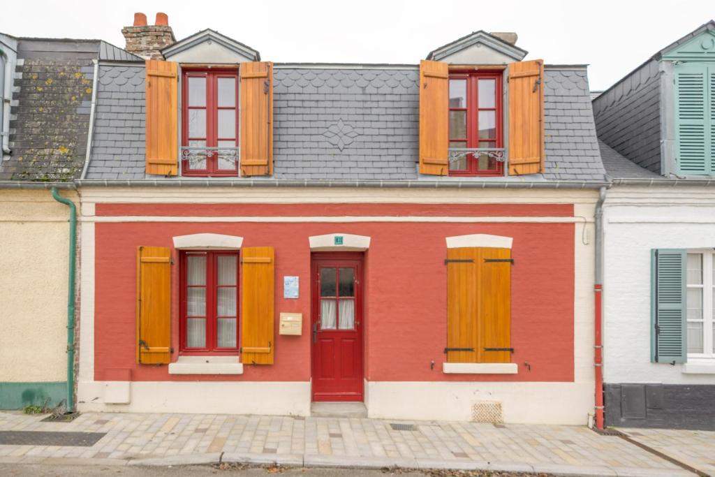 une maison rouge avec des volets jaunes et une porte rouge dans l'établissement Spinelle - Maison 3 chambres avec jardin - plage à 100 m, au Crotoy