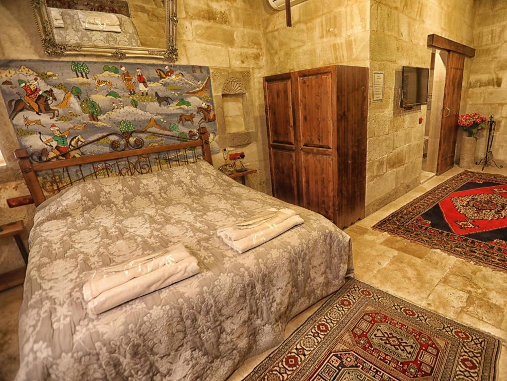 Postel nebo postele na pokoji v ubytování Göreme Cave Suites