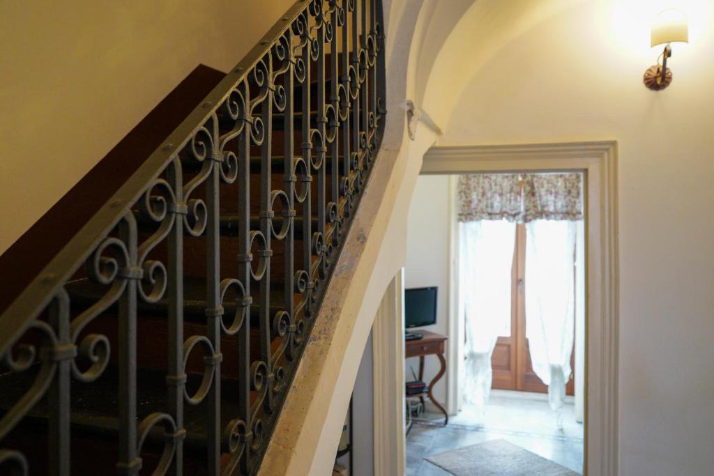 Televízia a/alebo spoločenská miestnosť v ubytovaní Modica Castle