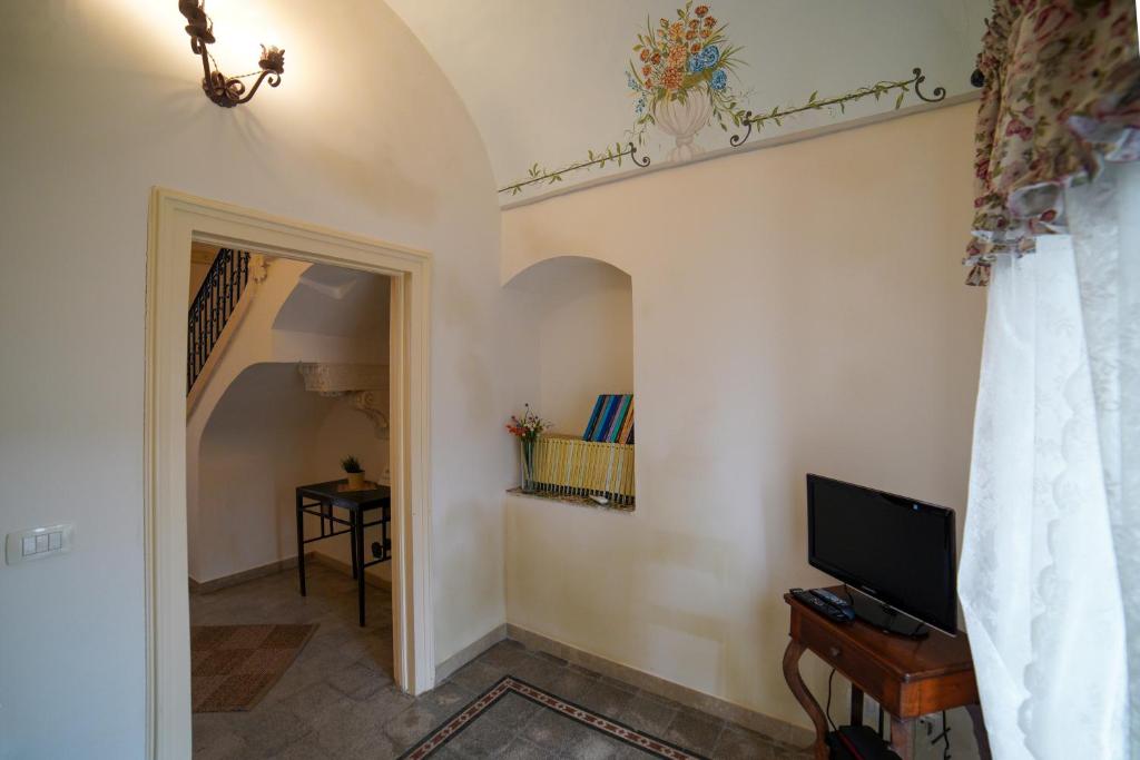 Televízia a/alebo spoločenská miestnosť v ubytovaní Modica Castle