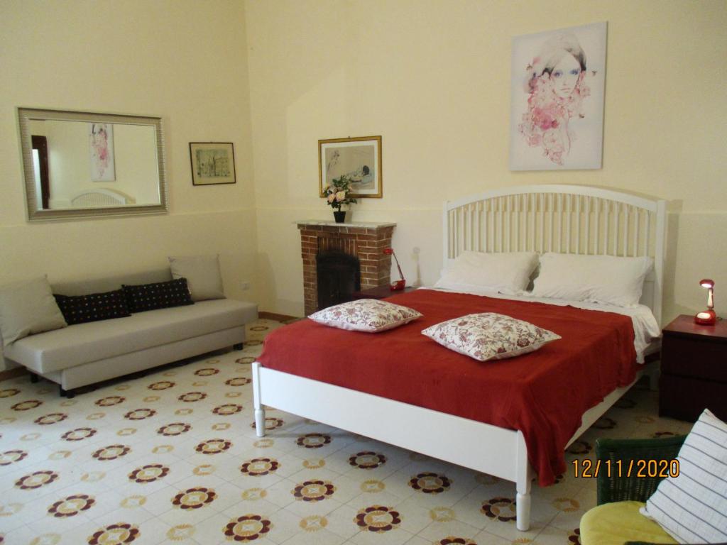Giardino degli aranci - Resort في بارونيسي: غرفة نوم بسرير كبير ومدفأة