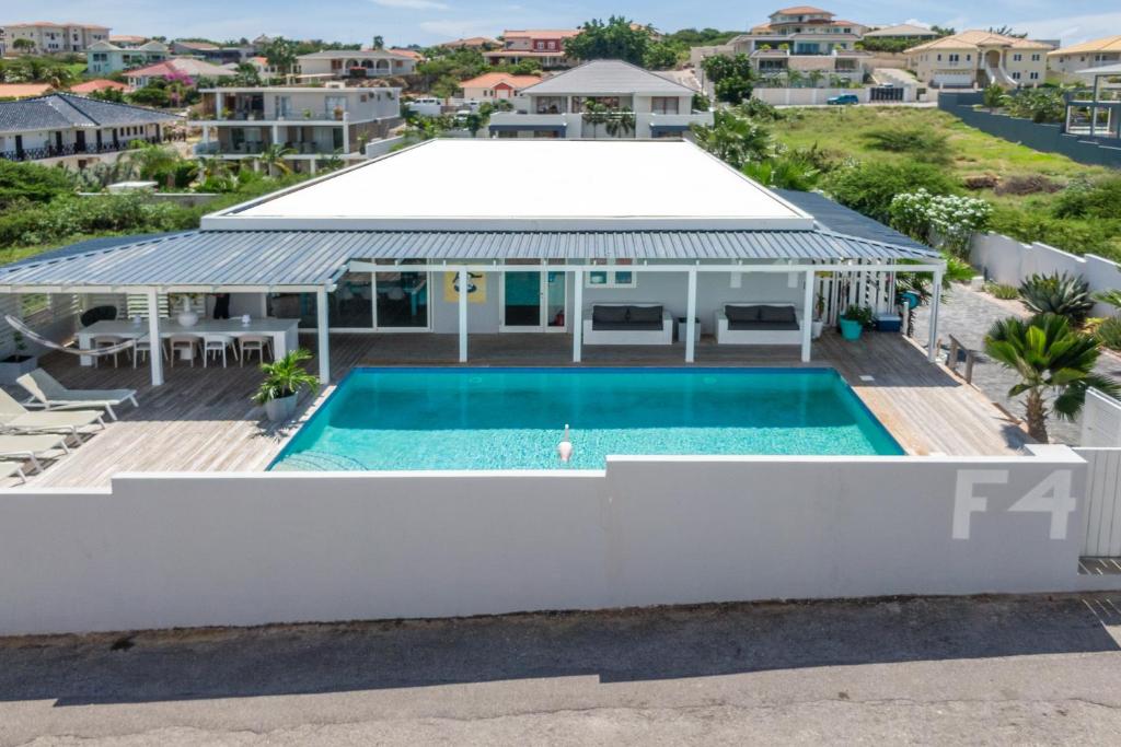 una vista aérea de una casa con piscina en Villa Vermaire Apartments, en Willemstad