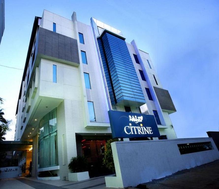een groot gebouw met een bord ervoor bij Citrine in Bangalore