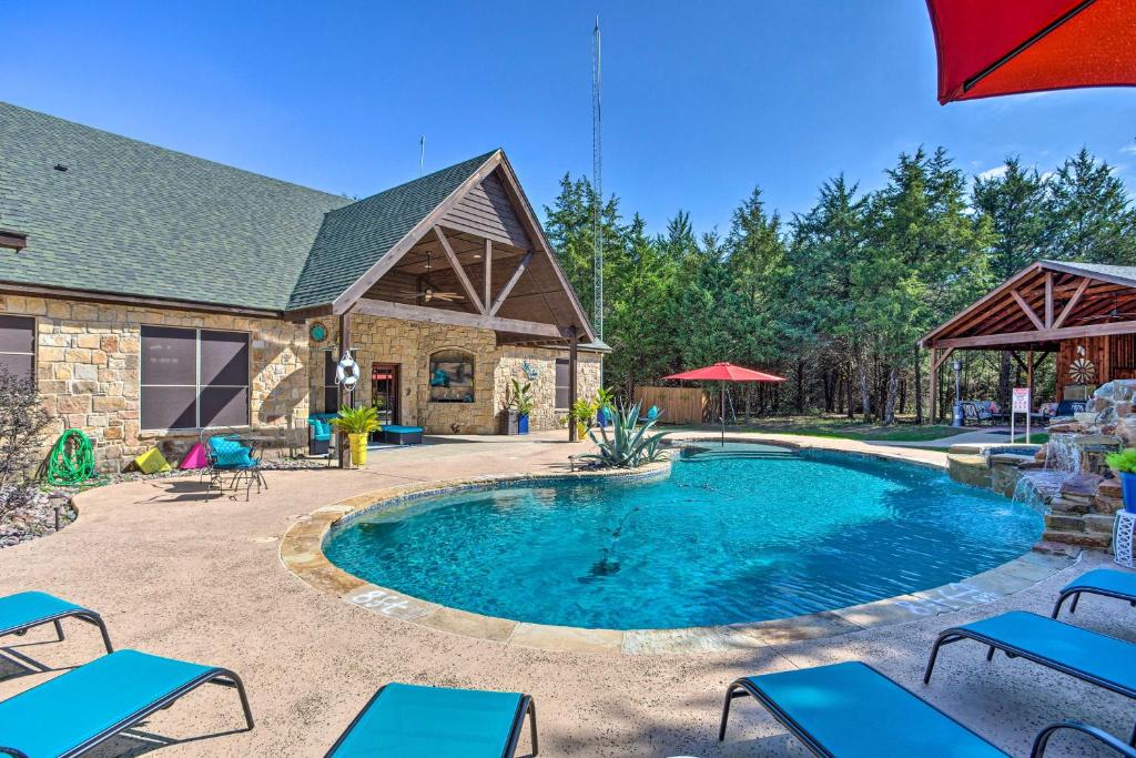 - une piscine en face d'une maison dans l'établissement Terrell Ranch Home Outdoor Oasis on 14 Acres, à Frog