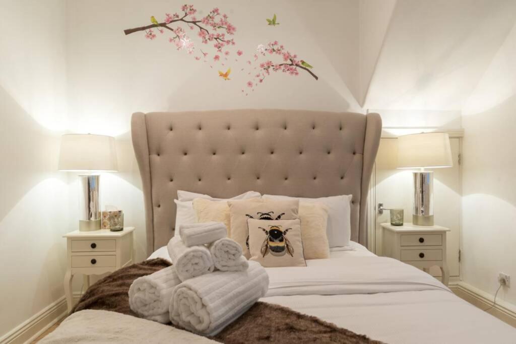 En eller flere senge i et værelse på Discounted Flat W Lovely Terrace Near King's Road