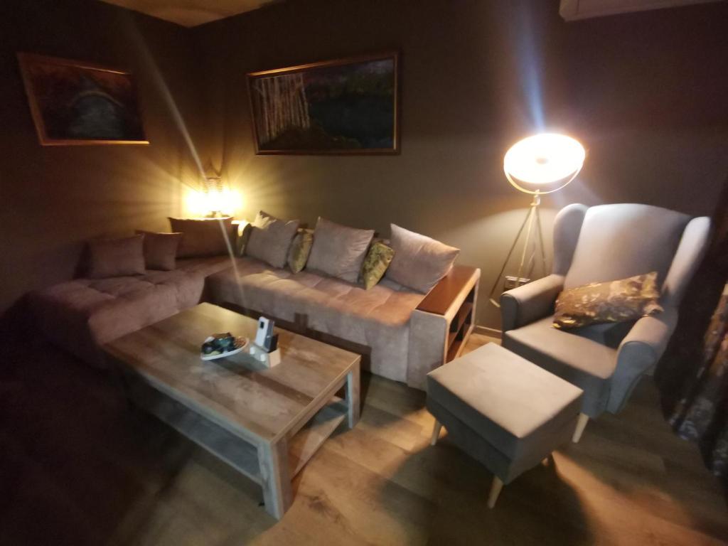 ein Wohnzimmer mit einem Sofa und einem Tisch in der Unterkunft Загора апартмент in Stara Sagora