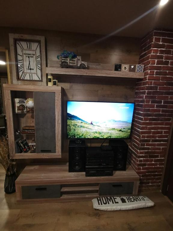 TV a/nebo společenská místnost v ubytování Загора апартмент
